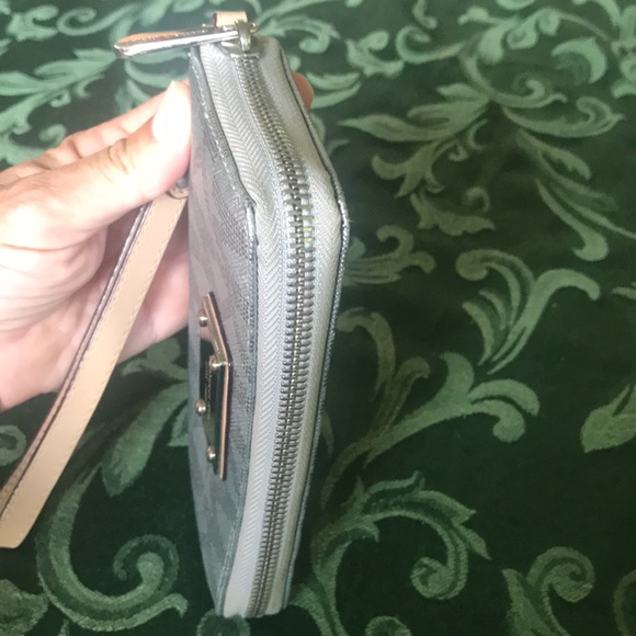 MICHAEL KORS METALLIC SILVER LEATHER WRISTLET WALLET Logo MK - Picture 5 of 9